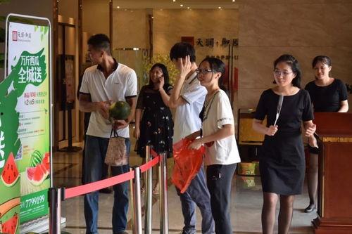 暗区突围吃瓜群众爱吃瓜,吃瓜群众热捧，瓜香四溢的电竞盛宴