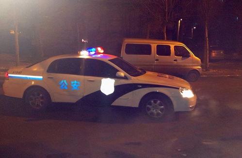 警车周围的吃瓜群众,现场直击事件背后