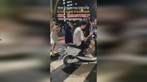 吃瓜群众拍照录像,记录生活点滴