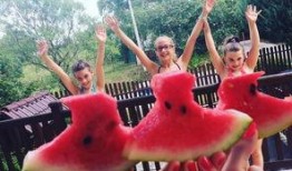 吃瓜群众宝宝拍照图,萌态十足引网友热议