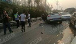 吃瓜群众遭车祸视频真实,吃瓜群众目睹车祸现场，视频记录生死瞬间