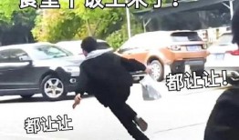 蹲路边吃瓜群众搞笑段子,吃瓜群众的欢乐喜剧时刻