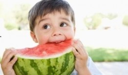 微头条六一群众吃瓜,群众欢乐吃瓜现场