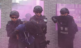 打酱油的吃瓜群众路过,街头奇闻引热议