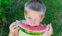 吃瓜群众吐彩虹大哭凋谢,见证吃瓜群众的情感凋谢