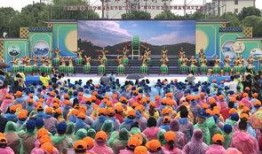 雨中吃瓜的群众