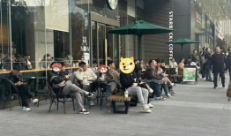 天府二街吃瓜群众图片真实,夏日街头吃瓜群众的欢乐时光