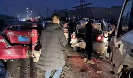 吃瓜群众遭车祸视频真实,吃瓜群众目睹车祸现场，视频记录生死瞬间