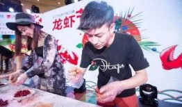 一群吃瓜群众在旁起哄,热议事件高潮迭起