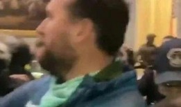 外国吃瓜群众被打视频播放,外国观众目睹暴力事件，网络视频引发热议