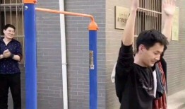 吵架吃瓜群众围观图片真实,一场激烈争吵引众怒，吃瓜群众纷纷驻足