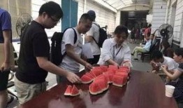 周围吃瓜群众照片真实,捕捉那些不经意间成为焦点的人物瞬间