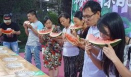 吃瓜群众围观吃瓜图片,全民娱乐时代下的社会缩影