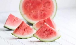 广场吃瓜群众,见证时代变迁的民间视角