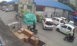 吃瓜群众帮警察抓人视频,吃瓜群众助力警方抓捕犯罪分子