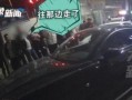 吃瓜群众自己车被撞