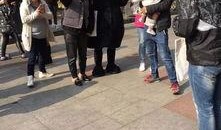 广场吃瓜群众,见证时代变迁的民间视角