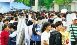 干警与吃瓜群众互动,干警与吃瓜群众的欢乐时光”